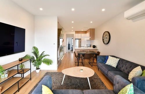 Orewa House | Ocean-View Retreat: Relaxing Getaway with Pool and Spa