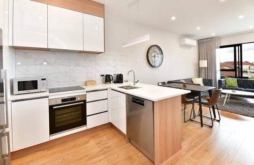 Orewa House | Ocean-View Retreat: Relaxing Getaway with Pool and Spa