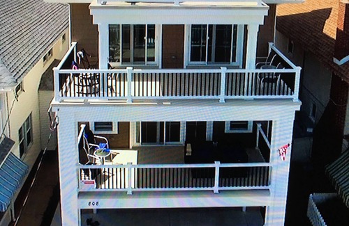 North End House | Ocean View Retreat: 5 Bedrooms Steps from the Beach