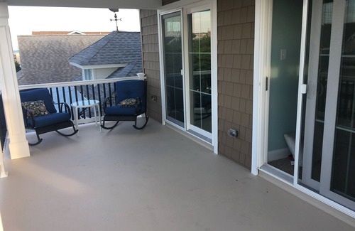 North End House | Ocean View Retreat: 5 Bedrooms Steps from the Beach