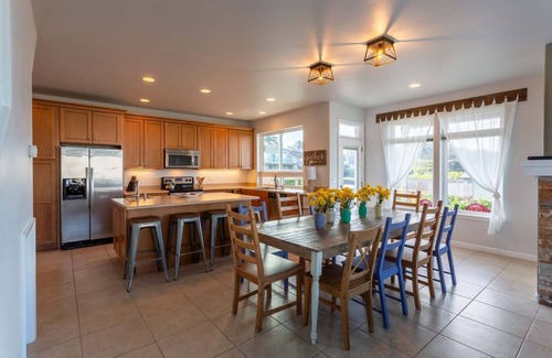 Gleneden Beach House | Ocean View Retreat with Hot Tub & Dog Friendly Options