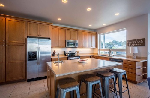 Gleneden Beach House | Ocean View Retreat with Hot Tub & Dog Friendly Options