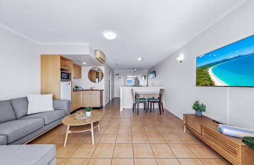 Airlie Beach Apartment | Ocean View Studio Unit with Pool and Breakfast Included