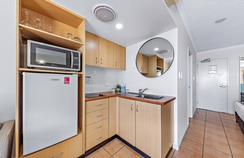 Airlie Beach Apartment | Ocean View Studio Unit with Pool and Breakfast Included