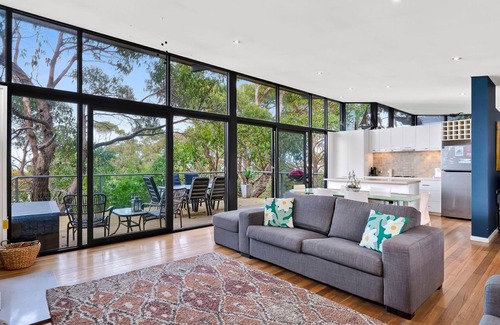 Skenes Creek House | Enchanting Ocean View Treetops Retreat with Pool & Kitchen