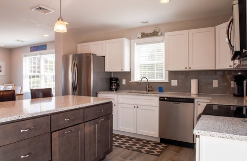 Narragansett House | Beautiful Ocean Views, Steps from Scarborough Beach