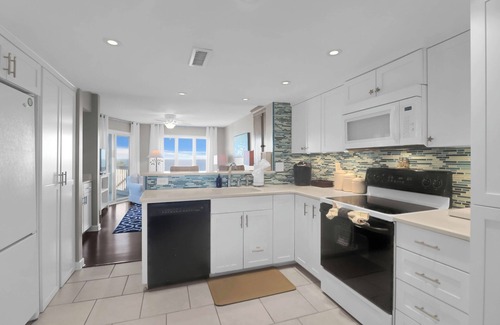 Isle of Palms Condo | Oceanfront Bliss with Pool Access & Large Screen Porch