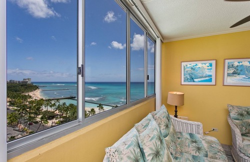 Waikiki Condo | Unforgettable Ocean Views and Breathtaking Sunsets Await