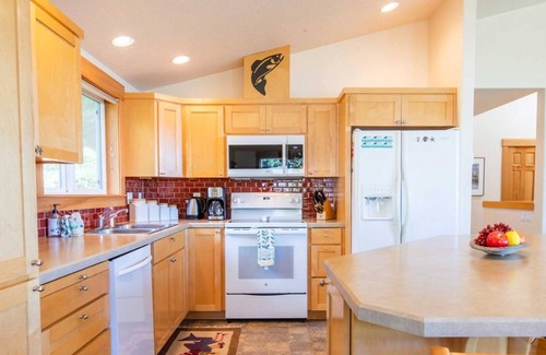 Neahkahnie Beach House | Ocean Views and close to beach! Large home with wrap around deck, 4 bedrooms and dog friendly.