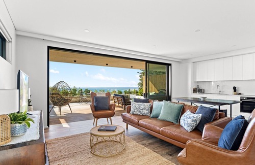 Collaroy Beach Apartment | Beach Apartment with Ocean Views, Deck and Parking