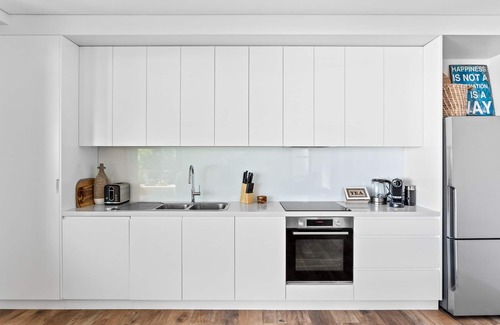 Collaroy Beach Apartment | Beach Apartment with Ocean Views, Deck and Parking