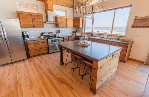 Kiwanda Shores House | Ocean View Getaway with Private Beach Access