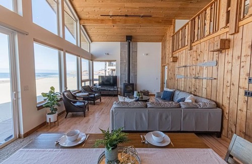 Kiwanda Shores House | Ocean View Getaway with Private Beach Access