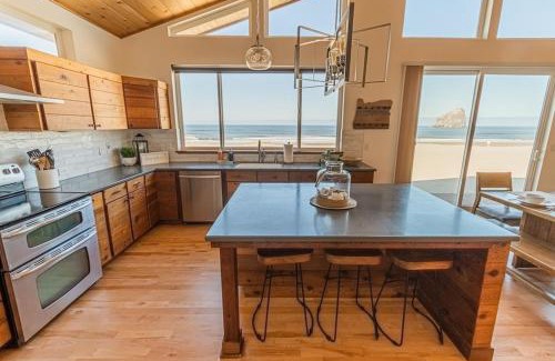 Kiwanda Shores House | Ocean View Getaway with Private Beach Access