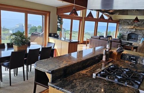Sereno del Mar House | Oceanfront Retreat: Breathtaking Views & Top Amenities