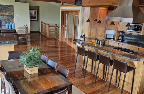 Sereno del Mar House | Oceanfront Retreat: Breathtaking Views & Top Amenities