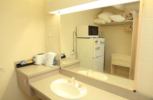 Kalimna Hotel | Budget-Friendly Ocean Views Motel in Lakes Entrance