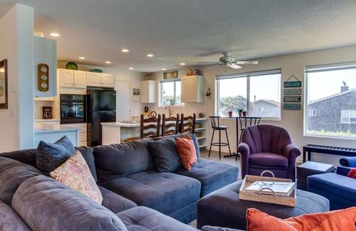 Yachats House | Oceanfront Escape: Pet-Friendly with Tide Pool Access!