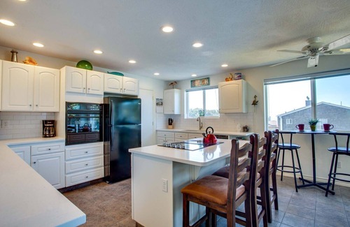 Yachats House | Oceanfront Escape: Pet-Friendly with Tide Pool Access!