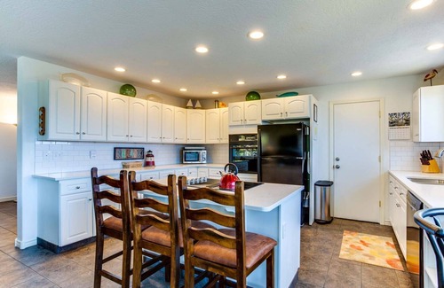 Yachats House | Oceanfront Escape: Pet-Friendly with Tide Pool Access!