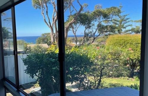 Malua Bay House | Ocean Views Walk to Malua Beach EV & Pet Friendly
