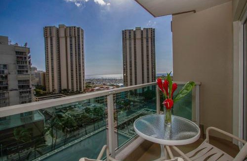Ala Moana House | Ocean View Retreat: Steps to Waikiki Beach and Shopping