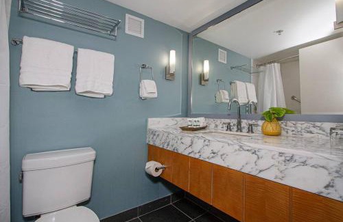 Ala Moana House | Ocean View Retreat: Steps to Waikiki Beach and Shopping