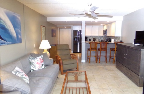 Historic Kailua Village Condo | Oceanfront Retreat: Walk to Beach, Pool & Gorgeous Views