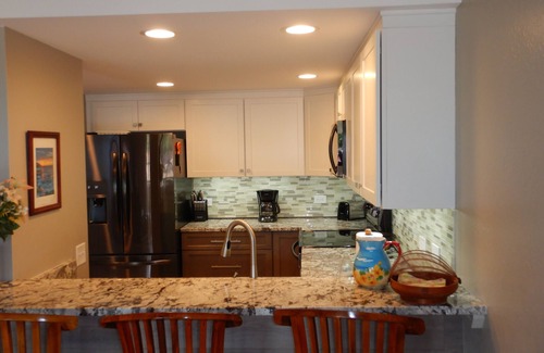 Historic Kailua Village Condo | Oceanfront Retreat: Walk to Beach, Pool & Gorgeous Views