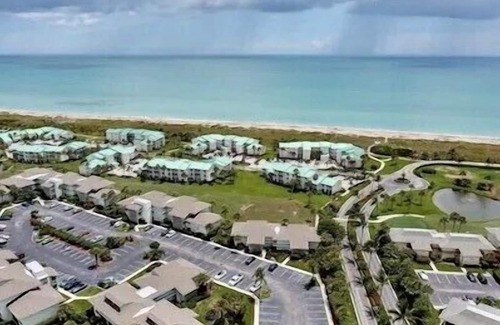 Fort Pierce Condo | Beachfront Paradise: Golf, Pools & Family-Friendly Fun