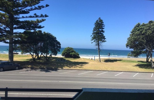 Mount Maunganui Hotel | Beachfront Getaway at Ocean Waves Motel with Ocean Views