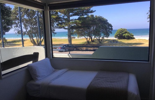 Mount Maunganui Hotel | Beachfront Getaway at Ocean Waves Motel with Ocean Views