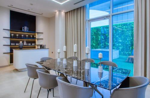 Palm Jumeirah Villa | Exclusive Oceana Resort Penthouse with Ocean Views & Jacuzzi