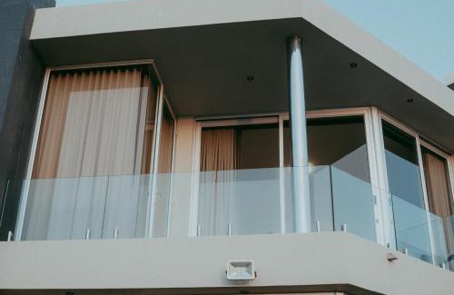 Rand Rifles House | Exclusive Oceanfront Escape at Oceana View - 10/10 Rated