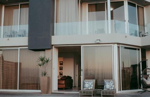 Rand Rifles House | Exclusive Oceanfront Escape at Oceana View - 10/10 Rated