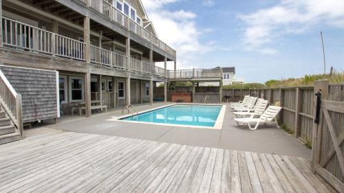 Ocean Hill House | Beach Plaza Oceanfront: Pet-Friendly Retreat with Hot Tub