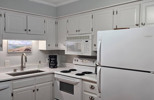 Murrells Inlet Condo | Oceanfront Family Retreat with Private Beach & Pool Access