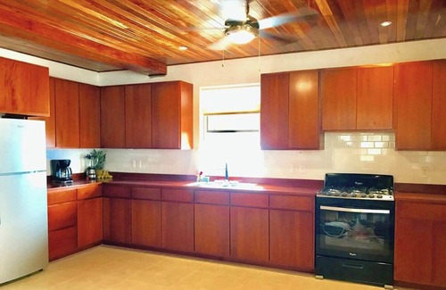 Caye Caulker House | Oceanfront Retreat: 2 Bed, Private Dock & Pool Access