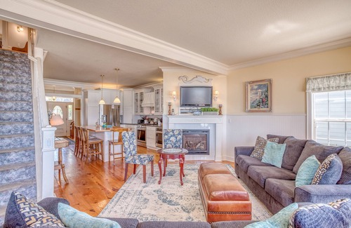 Roads End House | Coastal Retreat: 5 Bed Victorian with Oceanfront Views
