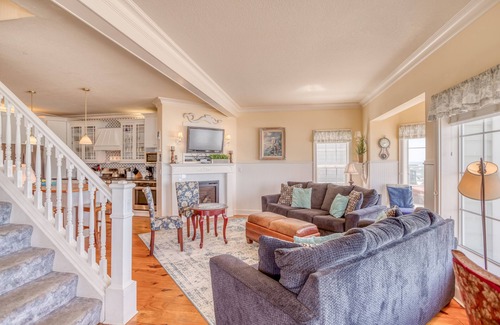 Roads End House | Coastal Retreat: 5 Bed Victorian with Oceanfront Views