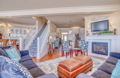 Roads End House | Coastal Retreat: 5 Bed Victorian with Oceanfront Views