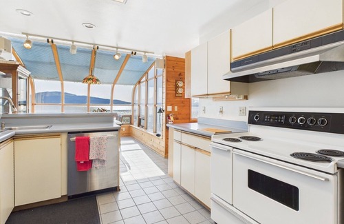 Juneau Villa | Oceanfront | 7BR w/Firepit, King Beds & Whales