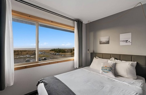 Long Beach Hotel | Oceanfront Retreat with Indoor Pool, Pet-Friendly & Free Parking