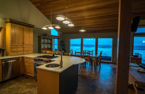 Arch Cape House | Oceanfront Retreat with Hot Tub & Breathtaking Views