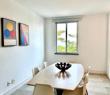 Leme Apartment | Oceanfront Avenida Atlântica: Perfect for Families & Pets