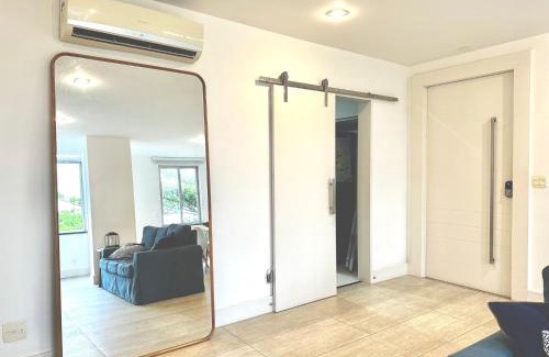Leme Apartment | Oceanfront Avenida Atlântica: Perfect for Families & Pets