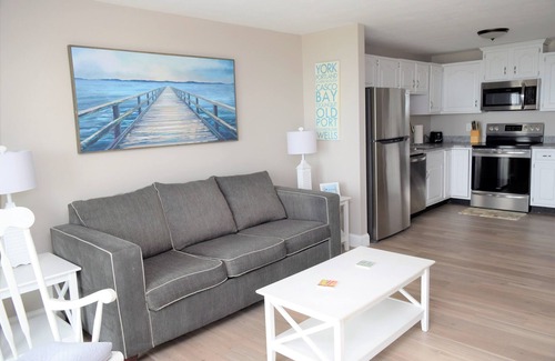 Old Orchard Beach Condo | Beachfront Condo with Pool and Ocean View in Old Orchard