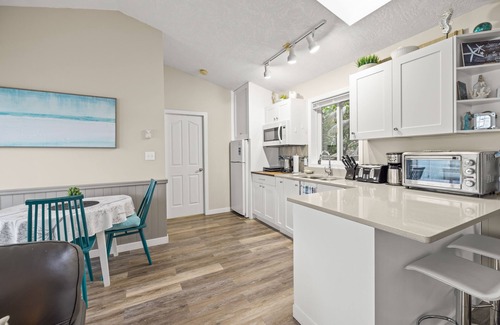 Sooke Cabin | Oceanfront Cabin with Hot Tub & Amazing 9.6 Review Score
