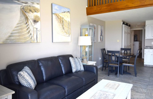 Old Orchard Beach Condo | Oceanfront Condo with Loft & Family-Friendly Amenities
