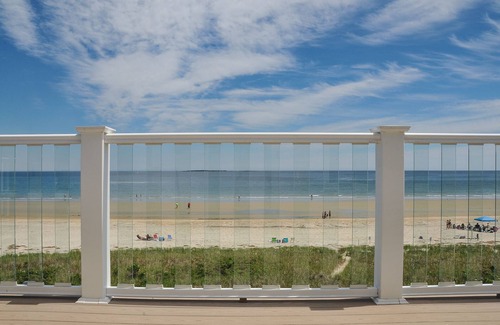 Old Orchard Beach Condo | Oceanfront Condo with Pool & Spa Near the Pier